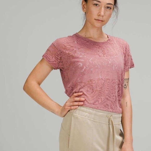 Lululemon Cropped Pink Patterned Top Size S/M - Picture 2 of 5